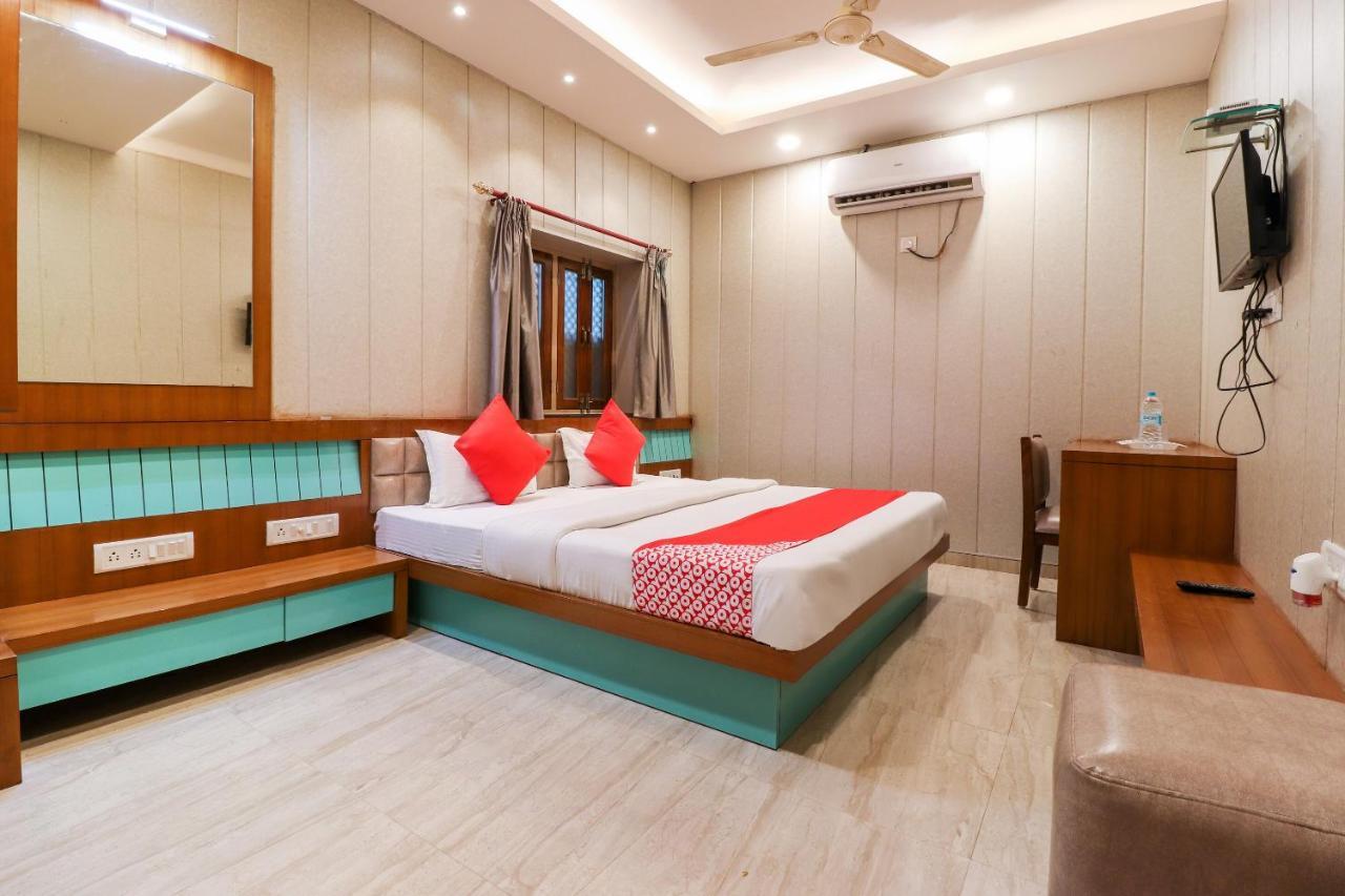 Oyo 26781 Hotel Raghupati Ayodhya Eksteriør billede