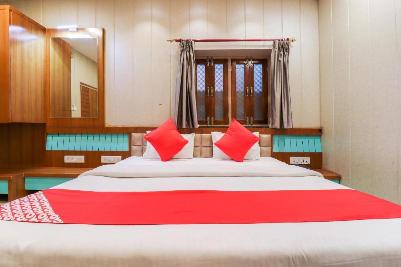 Oyo 26781 Hotel Raghupati Ayodhya Eksteriør billede